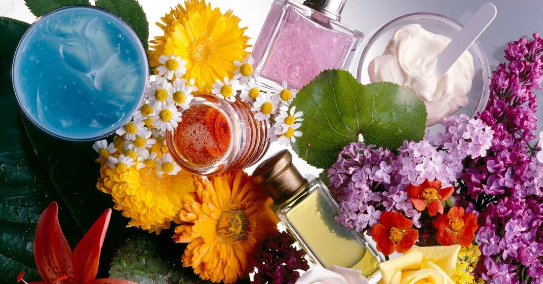 Душистые вещества в парфюмерии. Эфирные масла эстетика. Essential oil perfume. Приятные ароматы ответы. Девушка с духами.