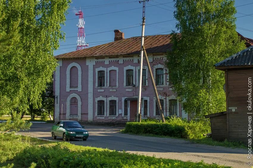 Дома в окуловке новгородской области. Город Окуловка Новгородской области. Окуловка здания исторические. Купеческий клуб Окуловка. Здание купеческого клуба Окуловка.