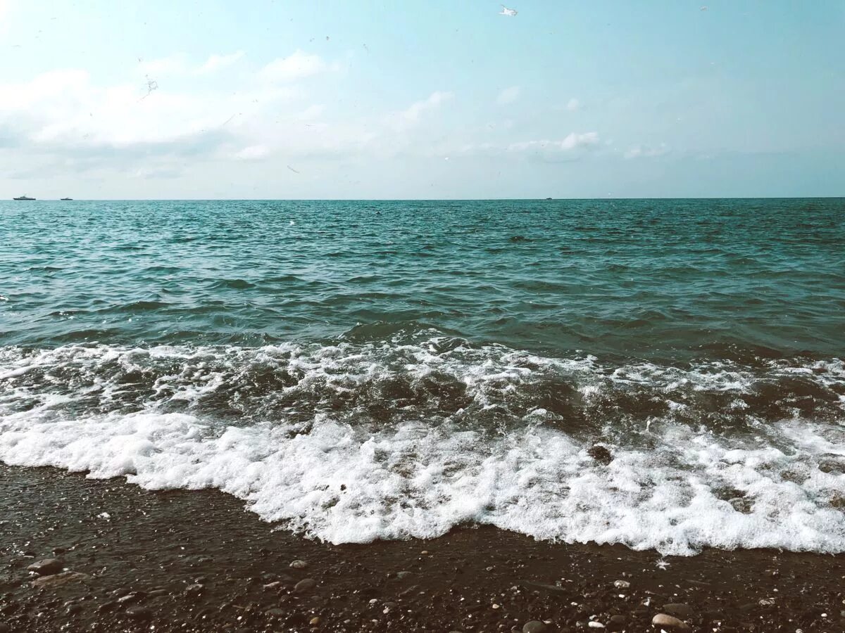 Сколько вода в море в сочи. Сочи море. Пляж синее море Сочи. Чистое море в Сочи. Сочи море утром.
