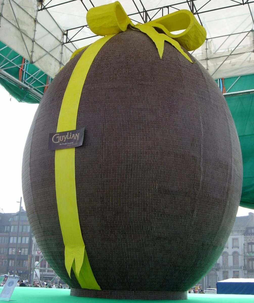 Самое большое шоколадное яйцо. Самое большое пасхальное яйцо из шоколада. Самое большое пасхальное яйцо.