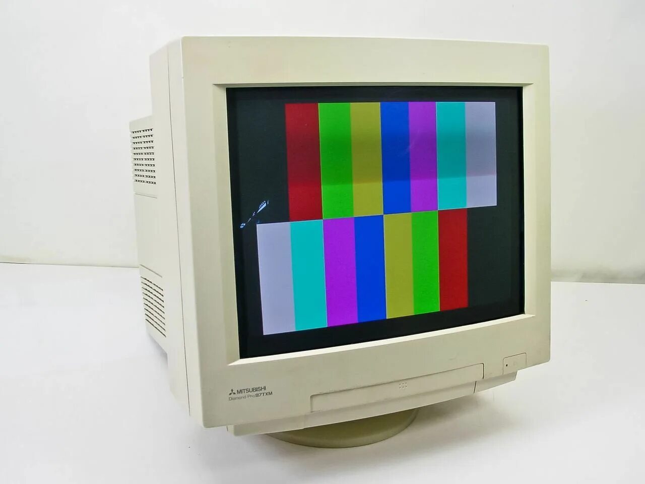 Mitsubishi монитор ЭЛТ. ЭЛТ монитор Mitsubishi 21. ЭЛТ монитор вид сбоку. CX 65" CRT Monitor.