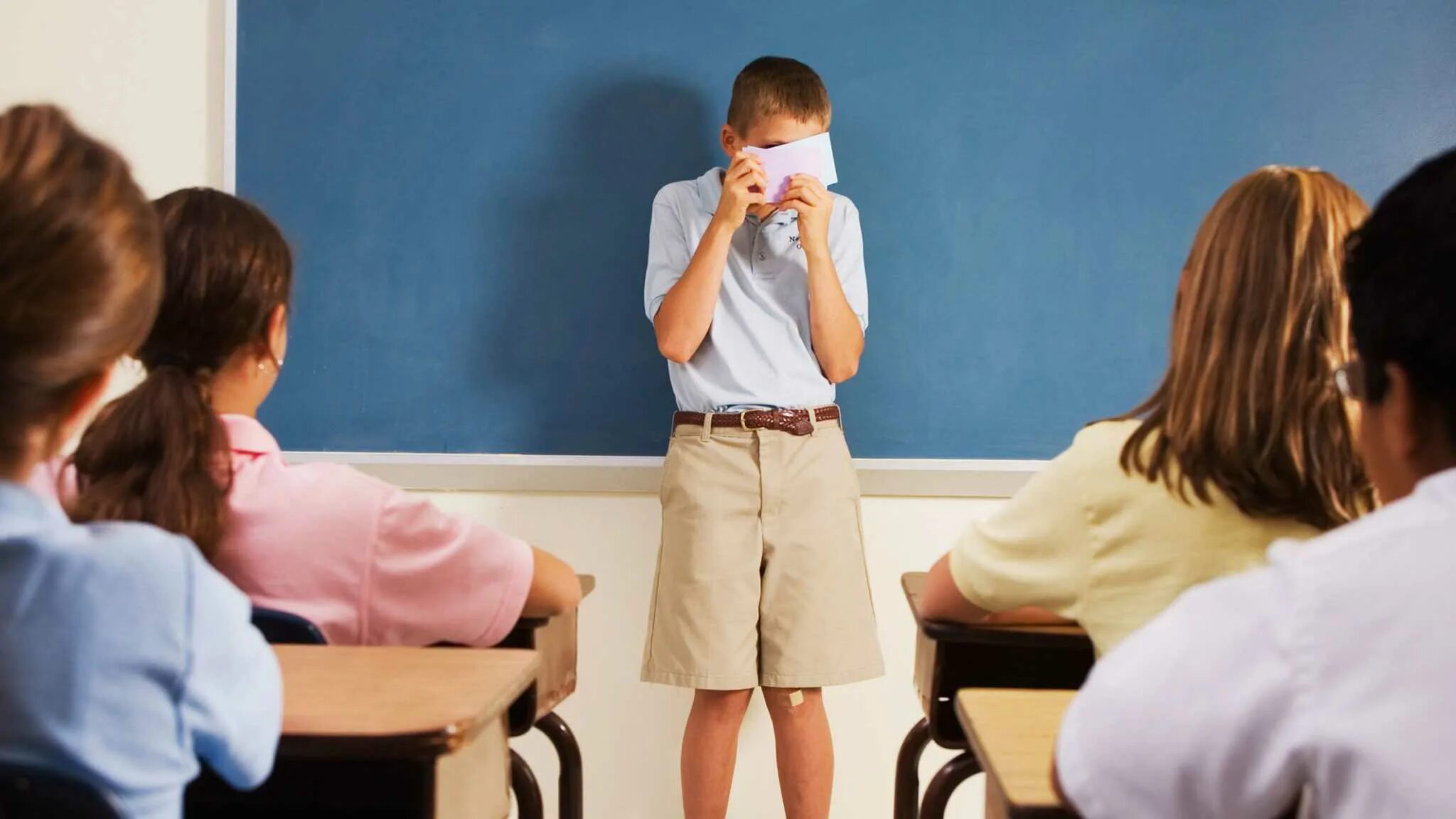 Девушка прикрывает лицо рукой. Неуверенная в себе женщина. Шай кид. Неуверенный ребенок. Застенчивость.