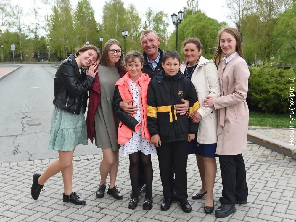 Удмуртская семья картинки. Семья бречалова ижевск фото. Гордость удмуртии. Год семьи удмуртии 2010. Конкурс учитель года.