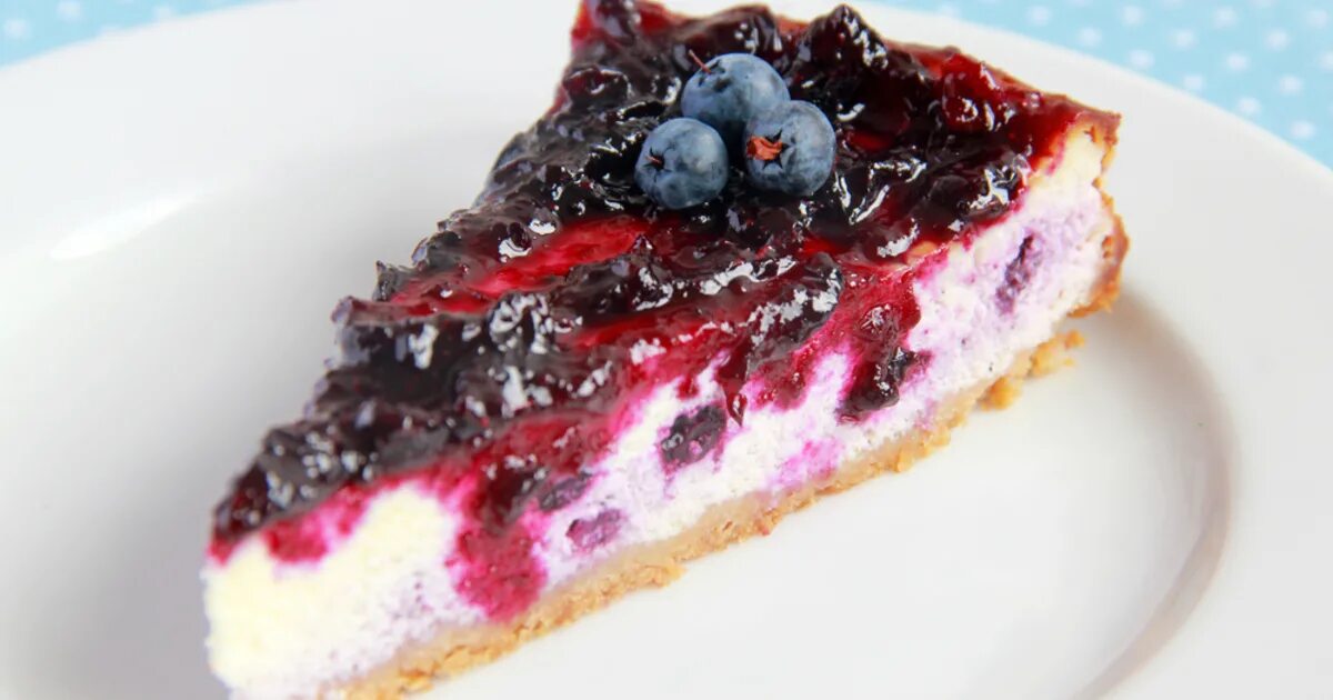 творожная запеканка с черешней. пирог с творогом и вишней в духовке. вкусная творожная запеканка с ягодами в духовке. запеканка творожная freshclub. творожно вишневая запеканка.