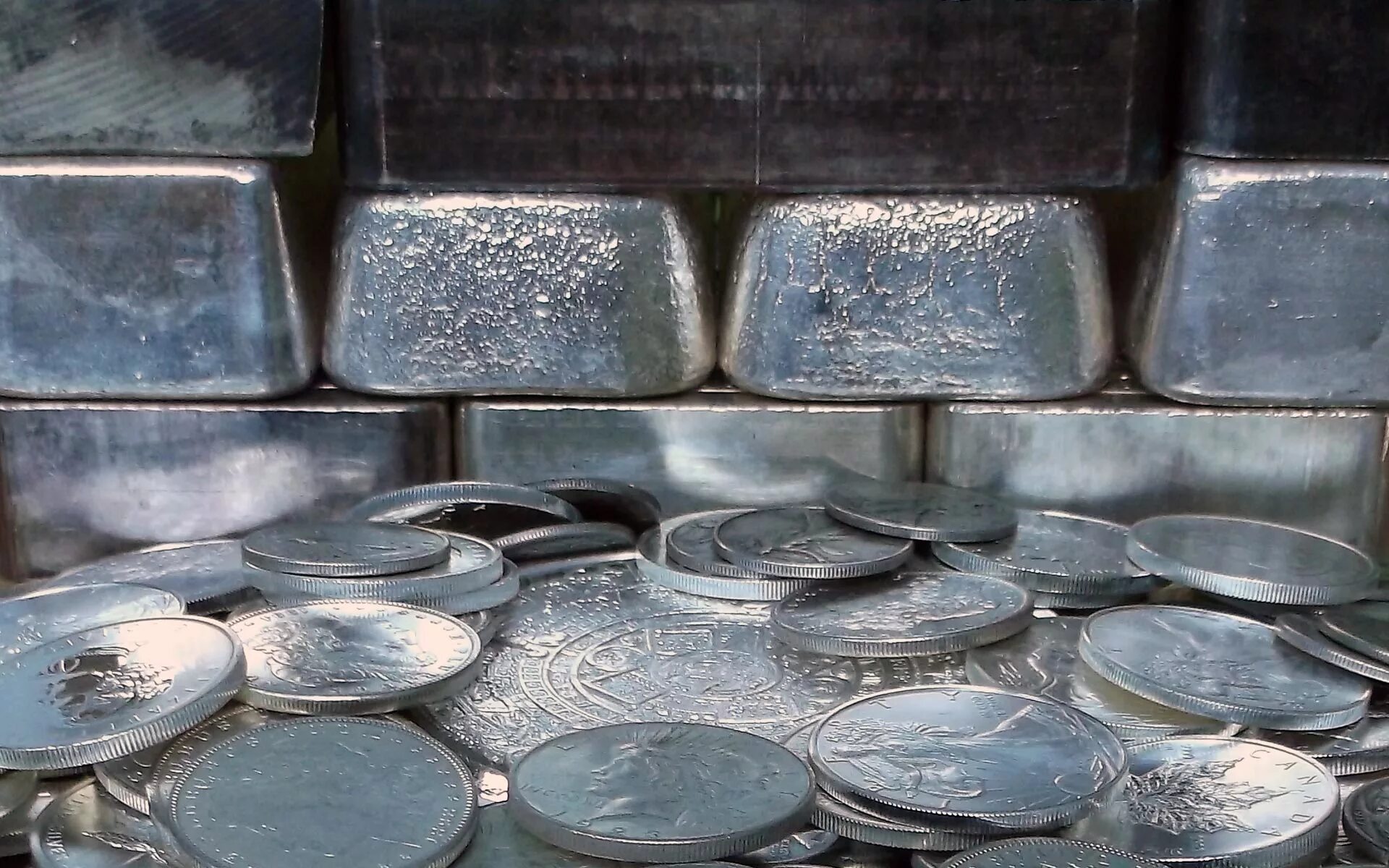 Тангат платина. Металлические слитки. Серебро металл. Серебро металл слиток. Металлические слитки и монеты.
