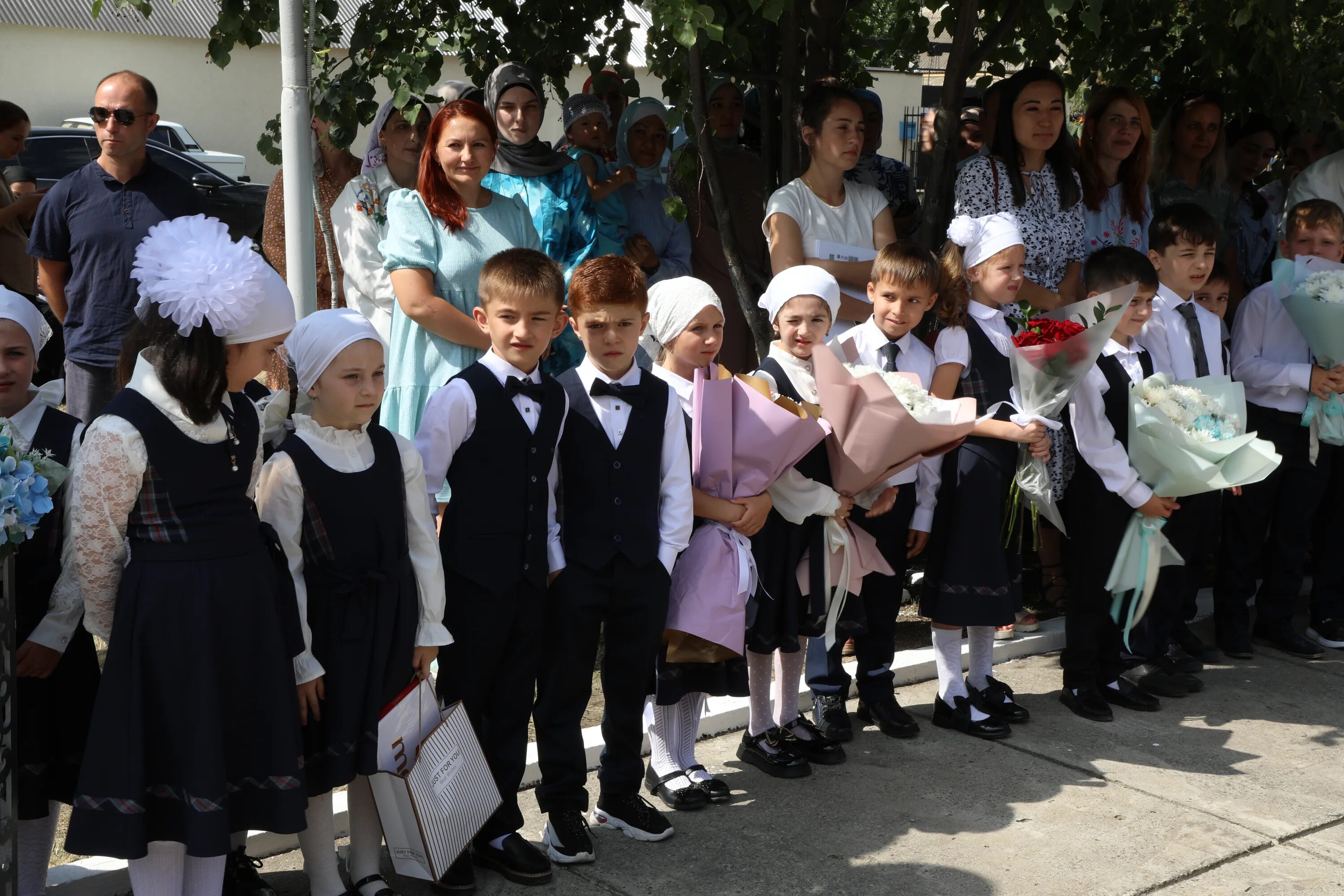 чеченцы в школе. школа в чечне. занятия в школах чечни. школа. чеченцы в школе.