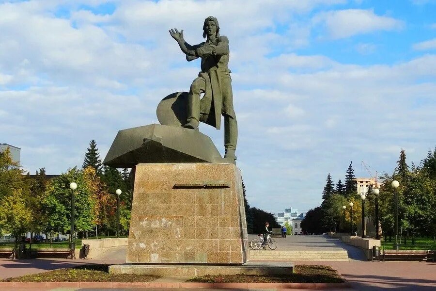 Памятники челябинска. Памятник танкистам добровольцам в Челябинске. Памятник танкисту в Челябинске. Памятник героям танкистам Челябинск. Памятник танкисту в Челябинске Кировка.