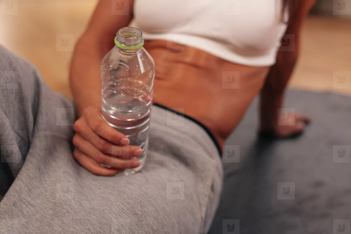 Бутылка воды при цистите. Бутылка воды в руке. Бутылка воды в руках в спортзал реальные. Женщина держит бутылку с водой. Бутылка для спорта.