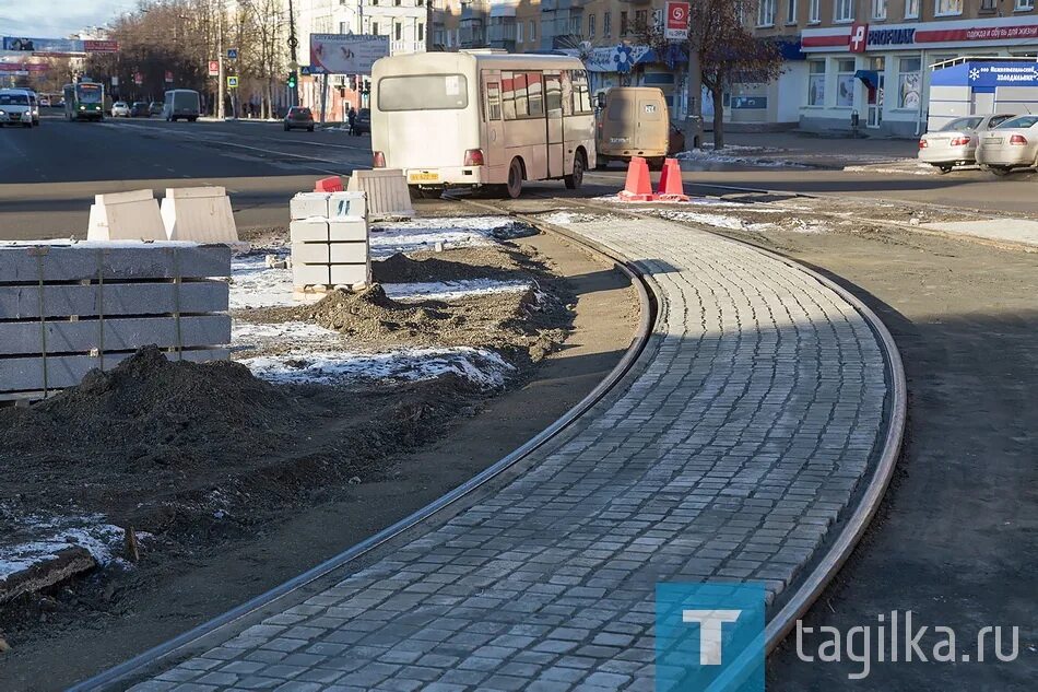 Ремонт трамвайных путей в самаре. Трамвайный переезд. Ремонт трамвайных путей. Ремонт трамвайного переезда. Трамвайные пути проспект Ленина ремонт.