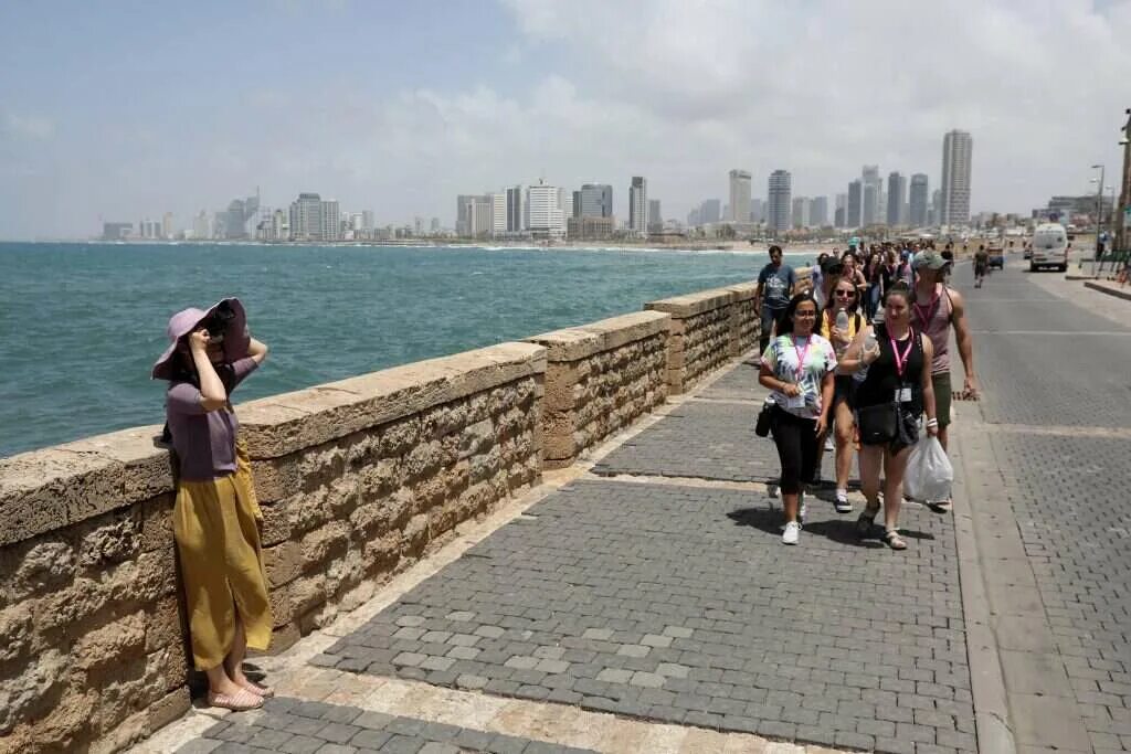 Новости тель авива сегодня. Шенкин Тель Авив. Тель Авив туристы. Тель Авив люди. Люди на улицах Тель Авива.
