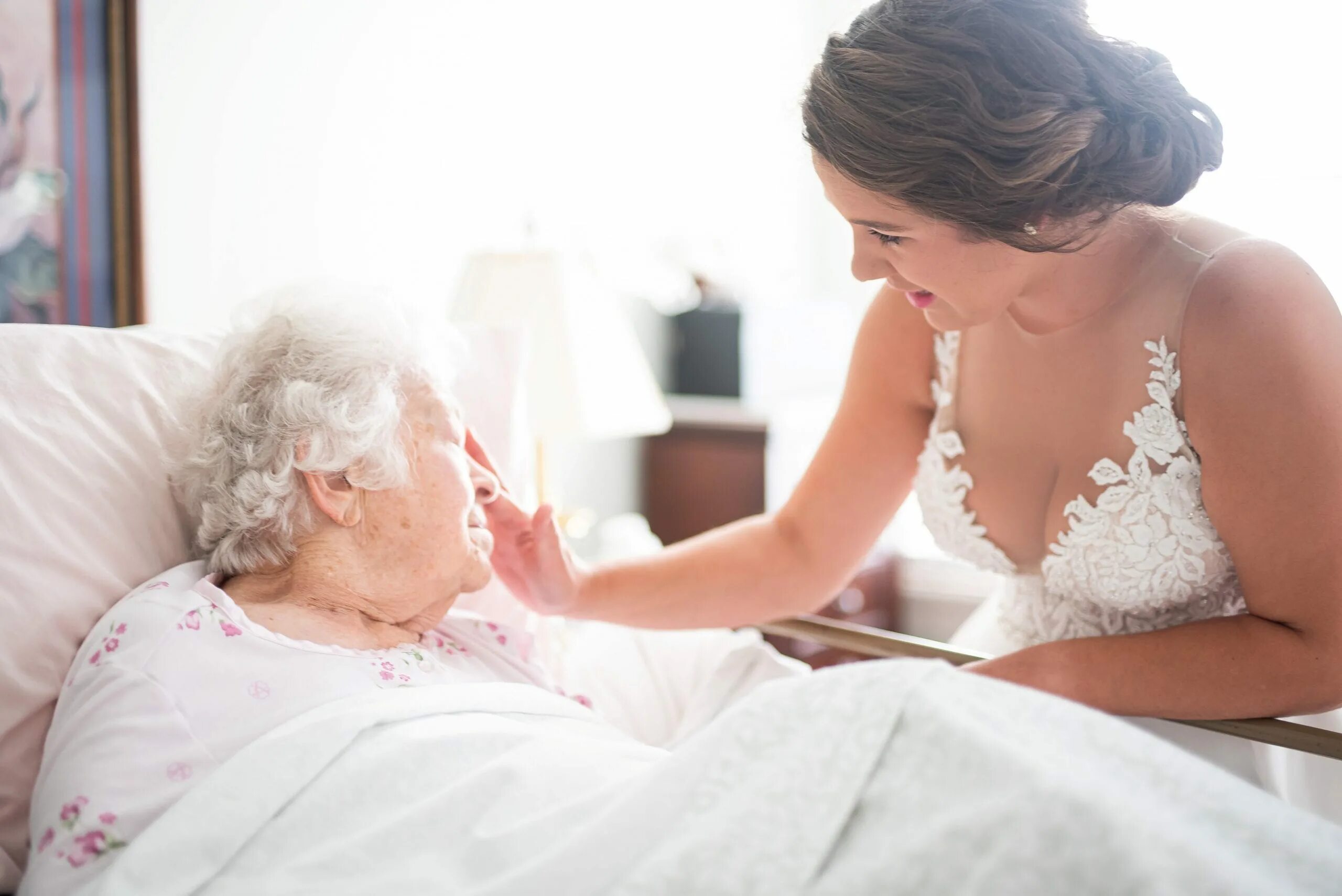 Приснилась покойная бабушка внучке. Бабушка в свадебном платье. Старуха в свадебном платье. Свадебные платья для пожилых женщин. Бабушка на свадьбе внучки.
