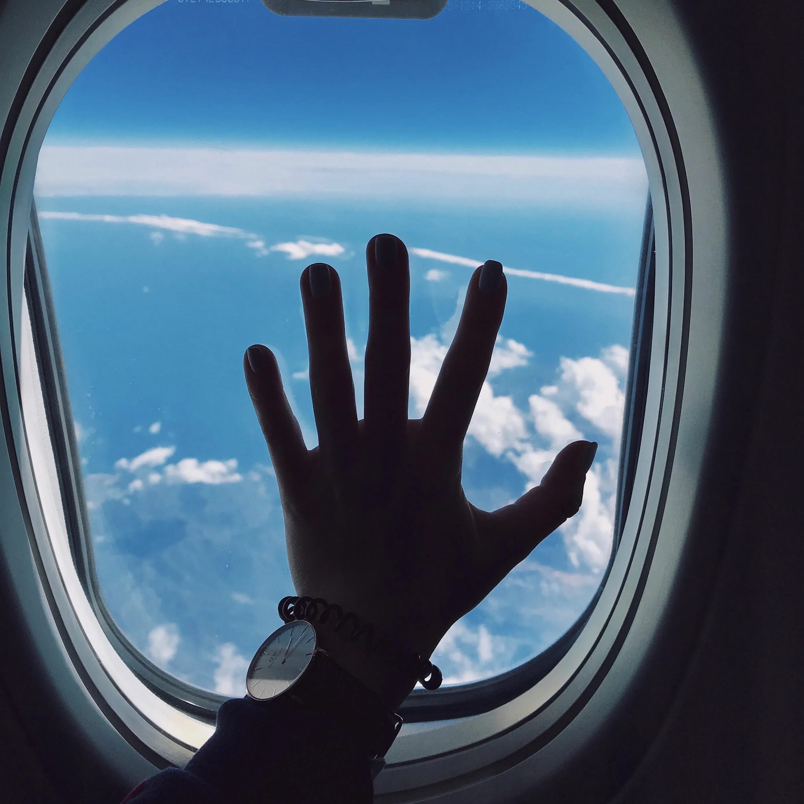 Рука и самолет в небе. Иллюминатор самолета. Окно самолета. Окно иллюминатора самолета. Самолет с окошками.