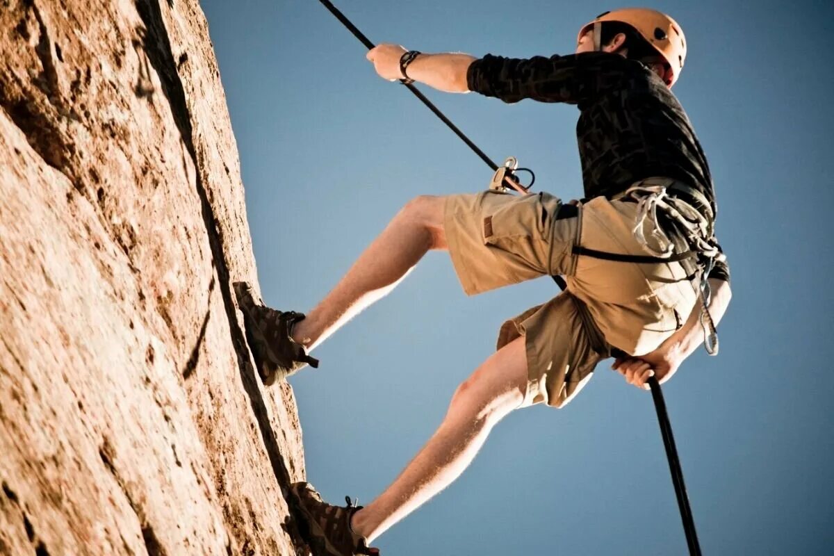 Не давать спуску ситуация. Abseiling/Rappelling. Альпинист дюльфер. Профессиональный скалолаз. Лазить по горам.