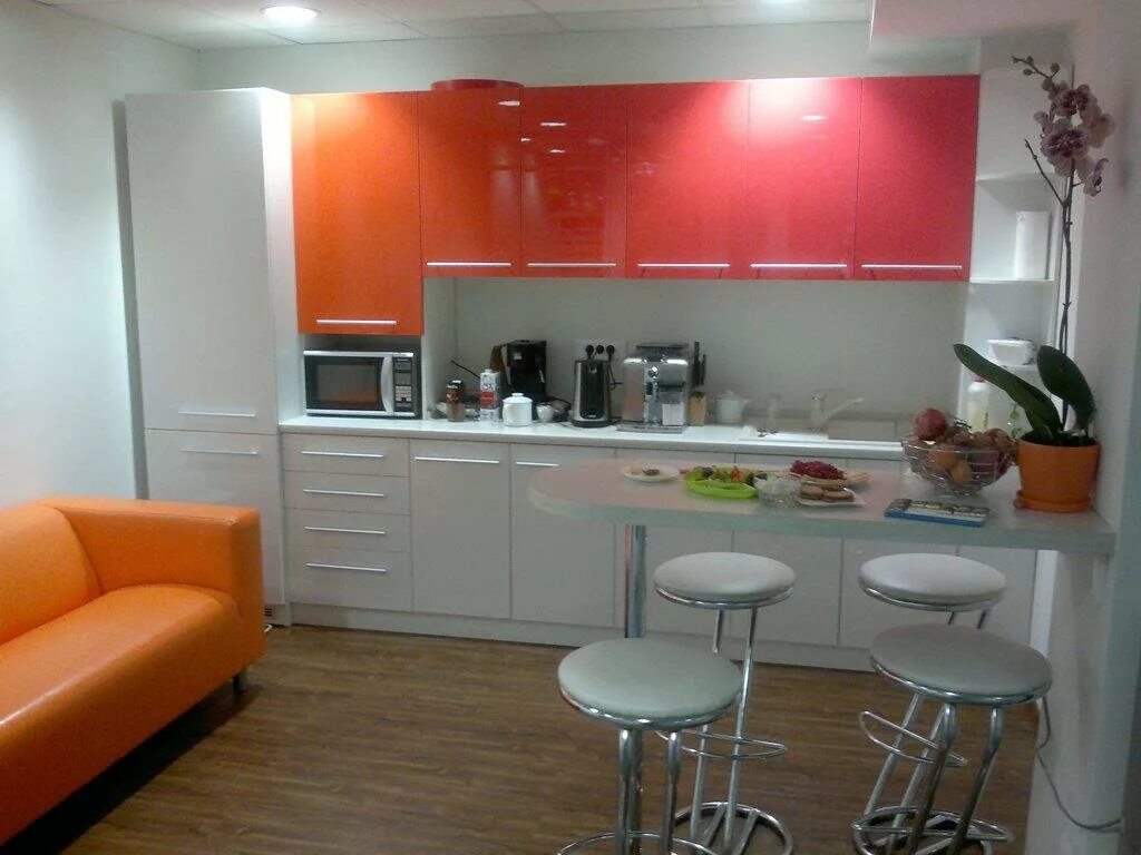 красный кухонный гарнитур. фасады лео атлас люкс. оранжевая кухня с черными ручками. кухонный гарнитур оранжевый. мебель на заказ алматы.