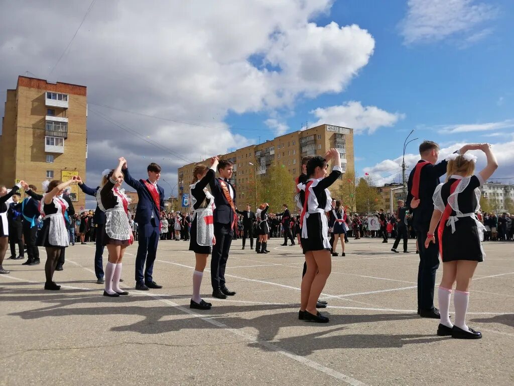 Школа 19 Ухта. Город Ухта школа 18. Последний звонок Владивосток. Выпускник.