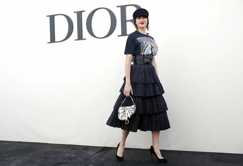 Женщина хотела купить платье диор. Dior вещи. Кристиан диор одежда. Платье диор. Платье диор с пышной юбкой.