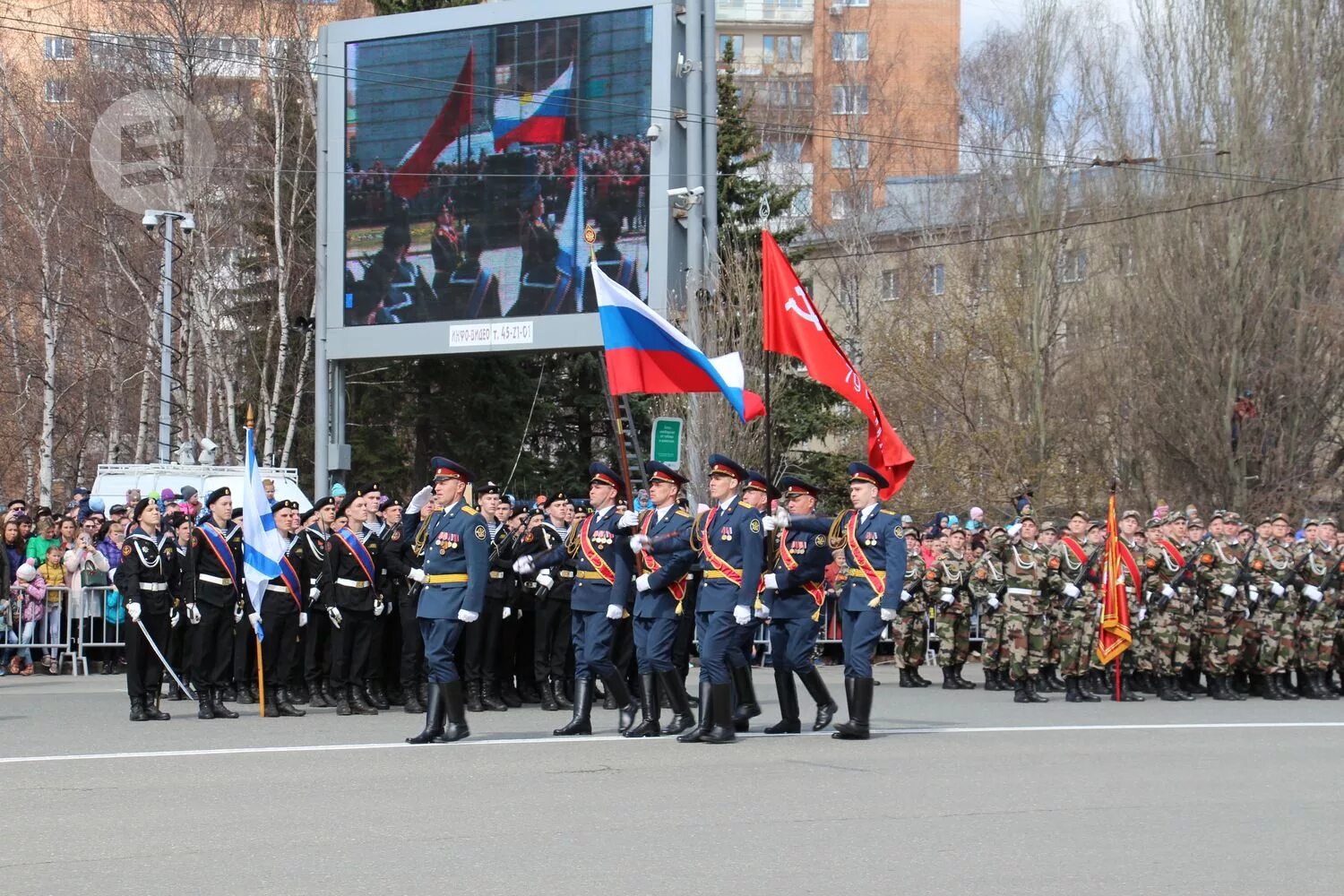 9 Мая Ижевск. День Победы в Ижевске. Бессмертный полк Удмуртская Республика. День Победы на площади Ижевска. 5 мая ижевск