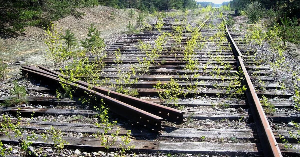 Разбили железную дорогу. Литва железная дорога Реньге Мажейкяй. Рельсы. Старые рельсы. Рельсы железнодорожные.