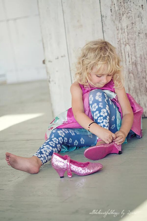 боссая маленькая девочка. красивые колготы на девочку. босые ноги девочек. девочка 5 лет ноги. босоногие девушки.