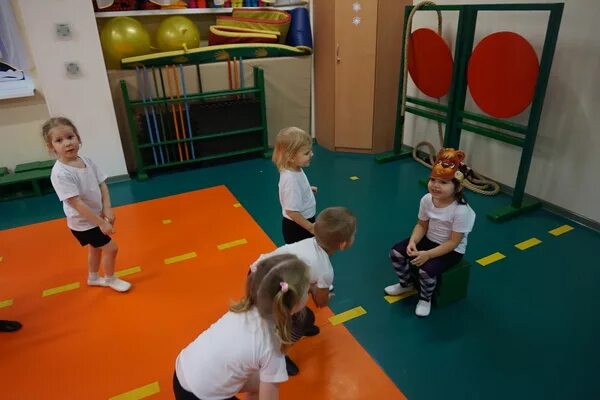 Игра у медведя во бору. У медведя во бору младшая группа. Фото. У медведя во бору подвижная игра. Игра у медведя во бору.