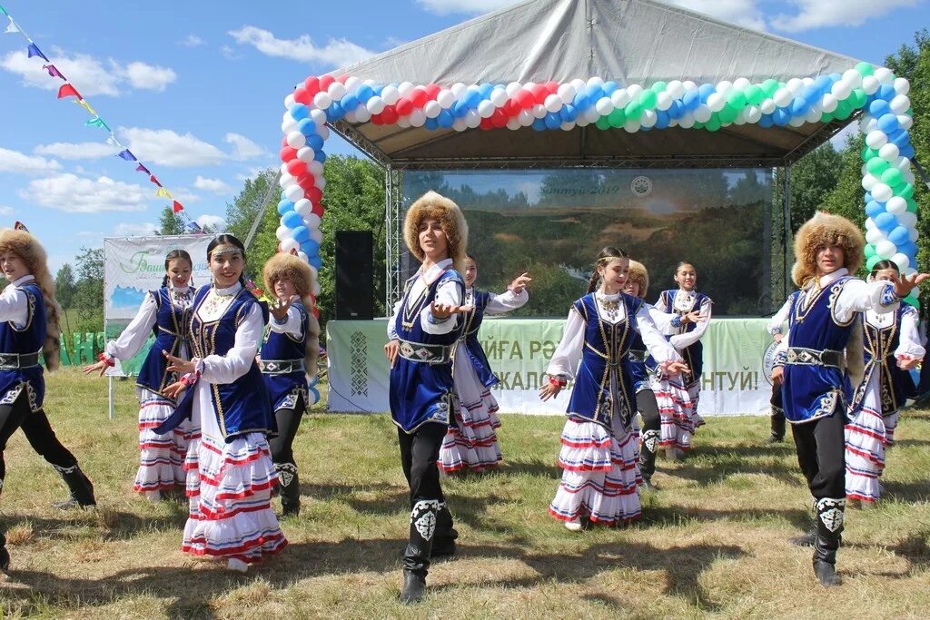 Какой завтра праздник в башкирии. Башкирский национальный праздник Сабантуй. Праздники Башкиров Сабантуй. Сабантуй у Башкиров. Традиции народов Урала: Башкирский Сабантуй.