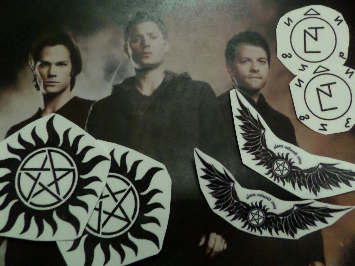 тату сэма винчестера. сверхъестественное дин винчестер тату. сверхъестественное тату сэма и дина. сверхъестественное татушки дина и сэма. тату дина и сэма винчестеров.