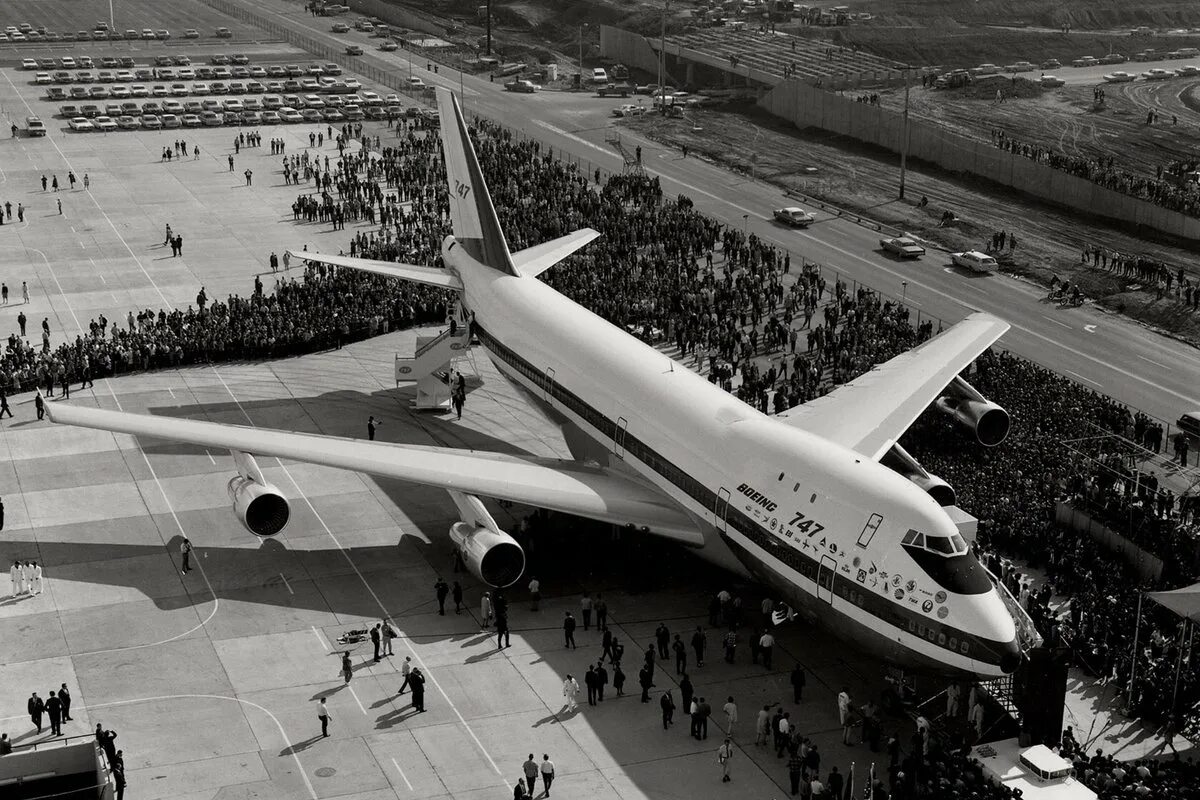 Первый пассажир самолета. Boeing 747 1969. Первый Боинг 747. Самый первый Боинг 747. Пассажирский самолет Боинг 747.