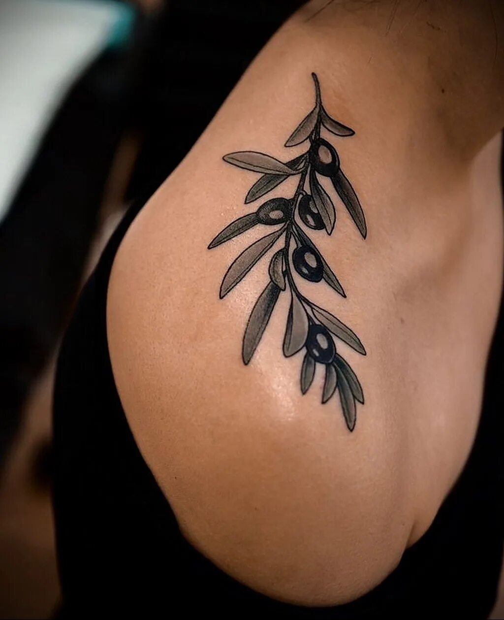 Веточка оливы тату маленькая. Оливковая ветвь тату. Ветка оливы тату. Лавровая ветвь тату. Тату веточка.