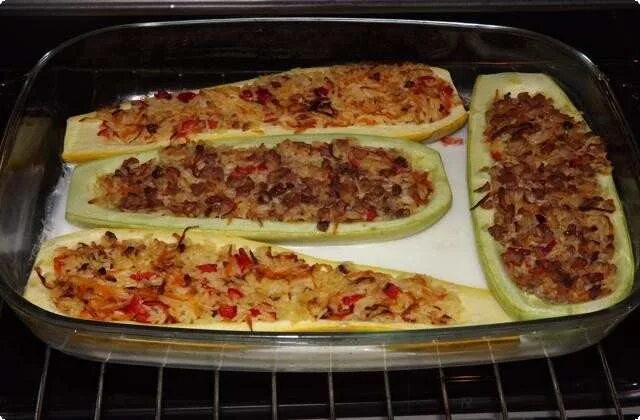 Кабачковая запеканка с фаршем. Фаршированные кабачки цукини. Жаркое в духовке внутри кабачка. Запечь кабачки с рисом в духовке. Блюда из кабачков в духовке с фаршем.