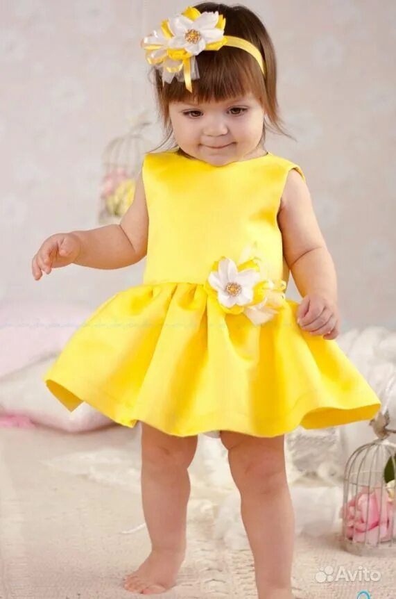 Повседневное платье на ребенка. Желтое платье стиляги для девочки. Жёлтые шорты для девочки. Девочка малышка в желтом платье. Маленькая девочка в желтом платье.