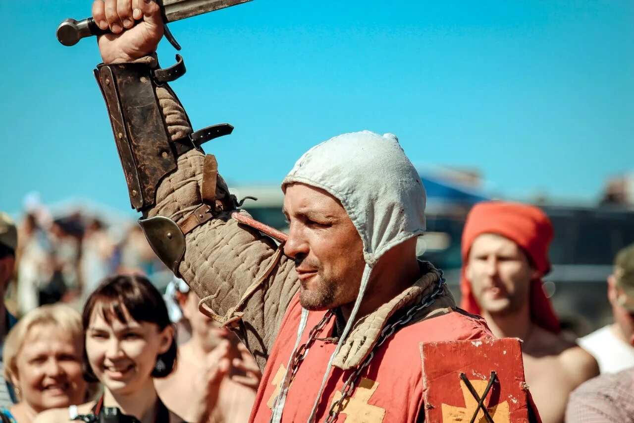 мотошлем как у юлии бездарь. крутые картинки. петра мартич прыгай киска. сук я в шлеме. девушка в шлеме.