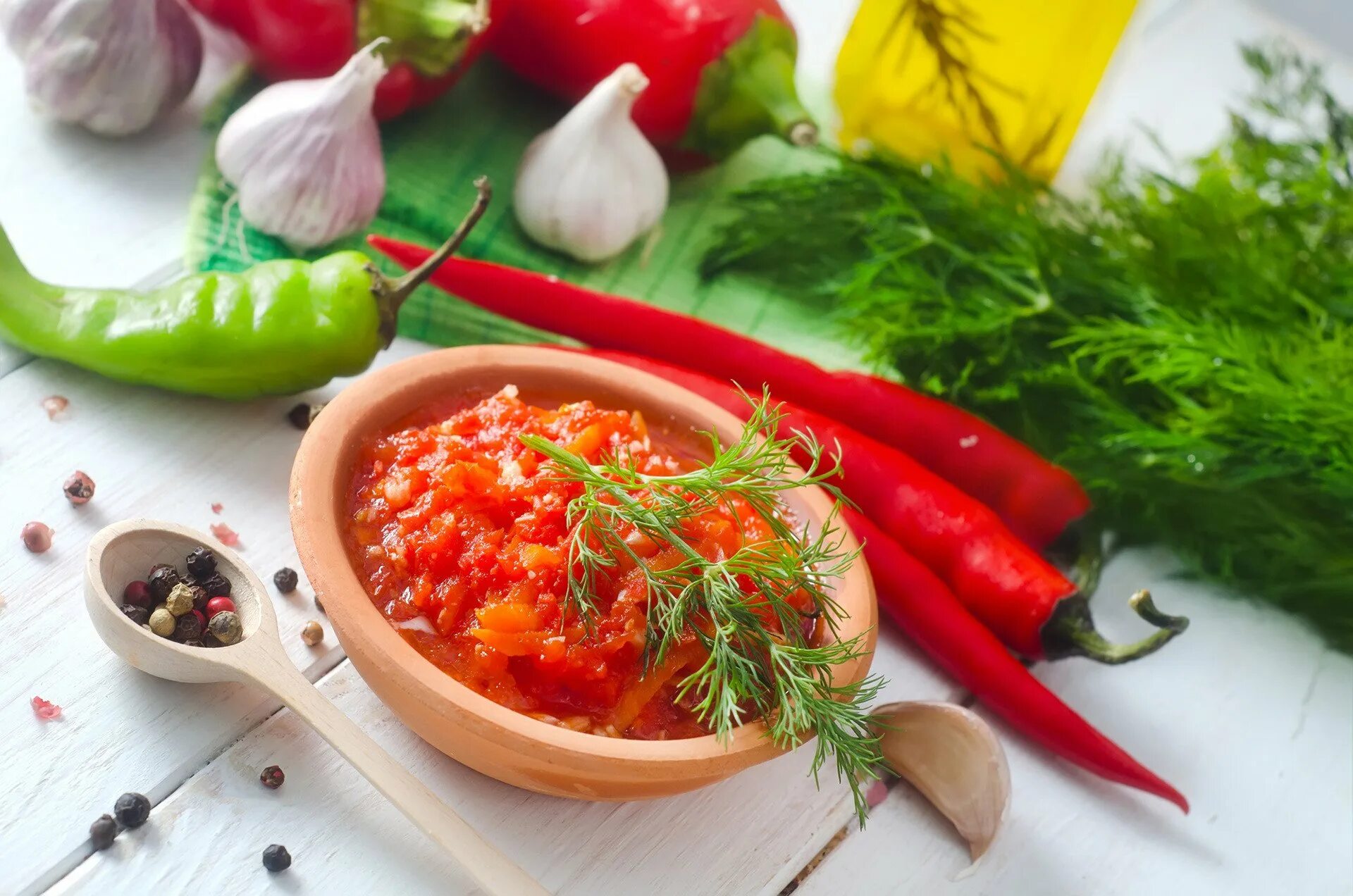 Соус с овощами и мясом. Чили аджика. аджика с хмели сунели. соус аджика грузинская. перец острый аджика.