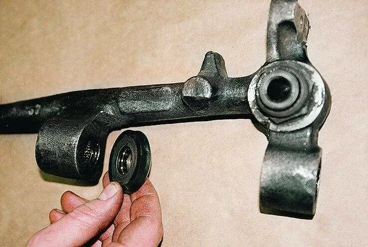 Шкворень газ 24. Игольчатый подшипник шкворня газ 3110. Болт шкворня газ 3110. Шкворня газ 3110. Замена шкворней газ 3110.