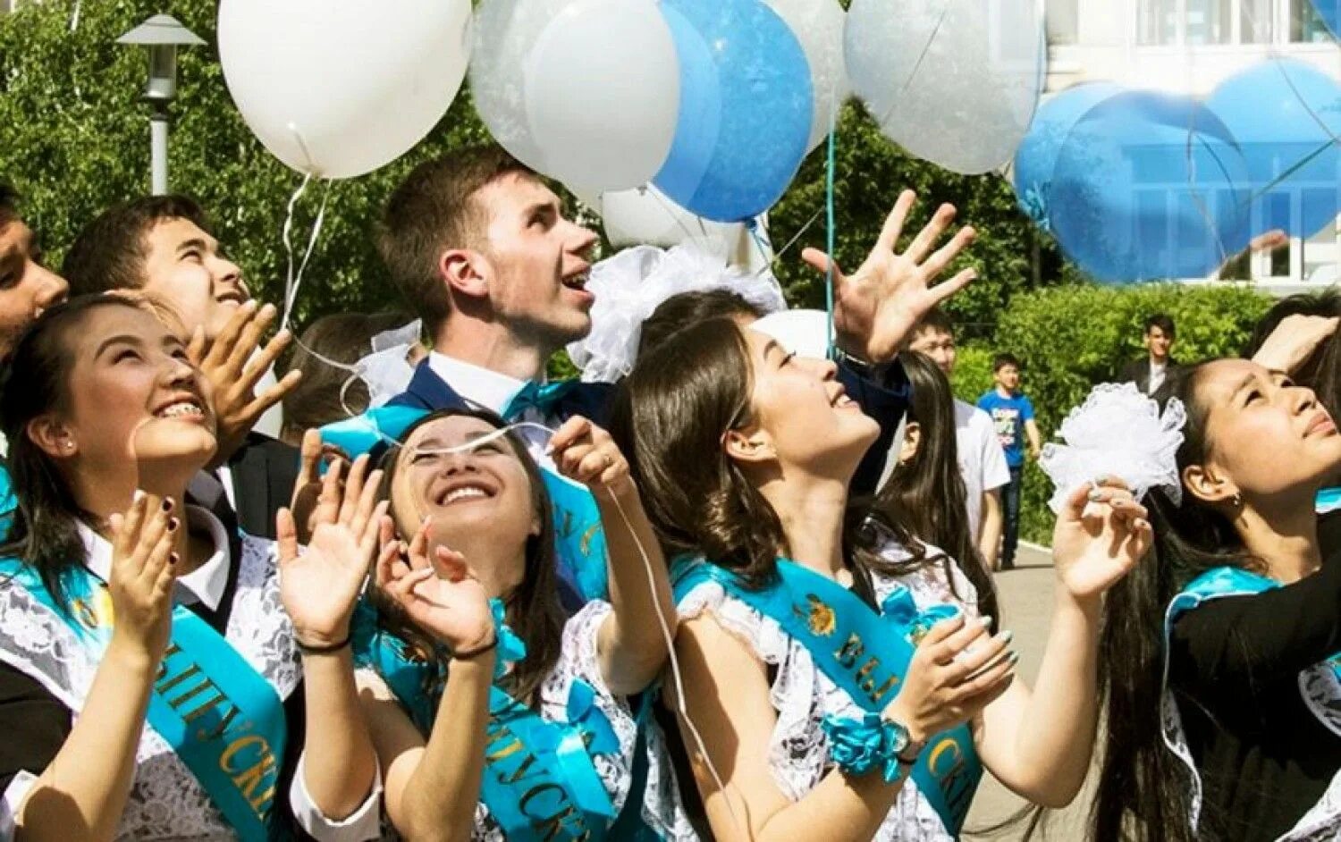 Выпускник школы рассматривает два варианта дальнейшей карьеры. Фотосессия последний звонок. выпускники школы казахстана.