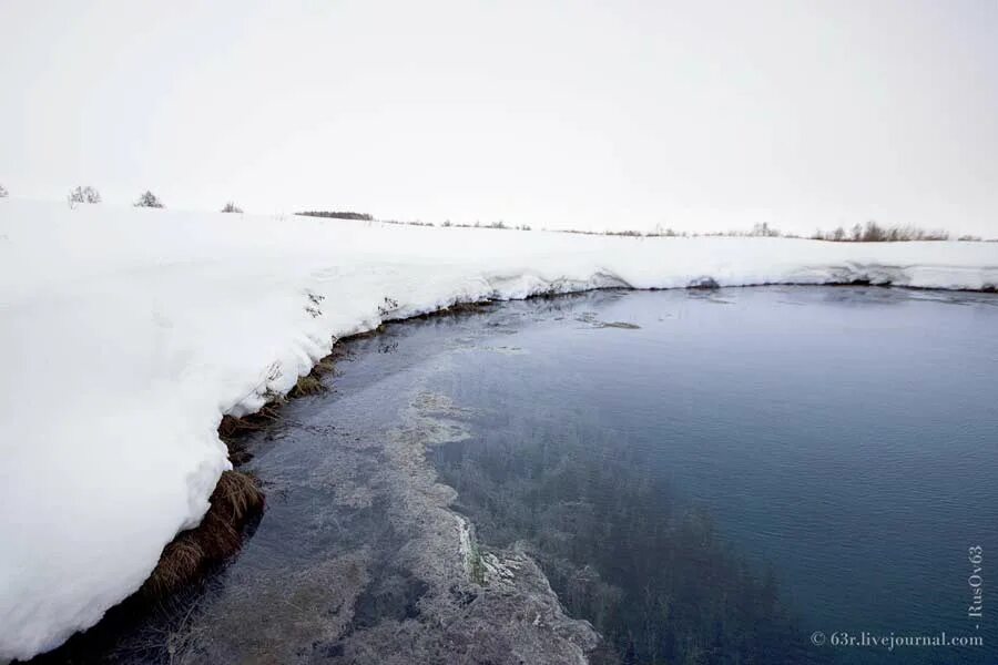 озеро которое не замерзает зимой. а озеро севан замерзает. озеро байкал пузырьковый лед. река подо льдом. не замерзающее озеро.
