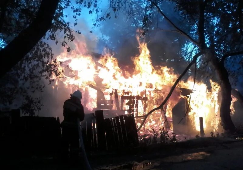 Дом в огне. Пожар на улице Дальняя Серпухов. Пожар Серпуховский район. Пожар Калиново. Песня дом сгорел