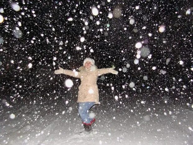 Полетел снег. Хлопья снега. Снег падает хлопьями. Снежинки в воздухе. Крупные хлопья снега.