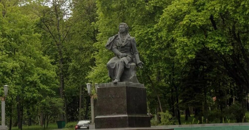 Памятник пушкину в тирасполе. Демонтаж памятника пушкину в харькове. Памятник пушкину в одессе. В киеве снесли памятник пушкину. Снесенные памятники пушкину.