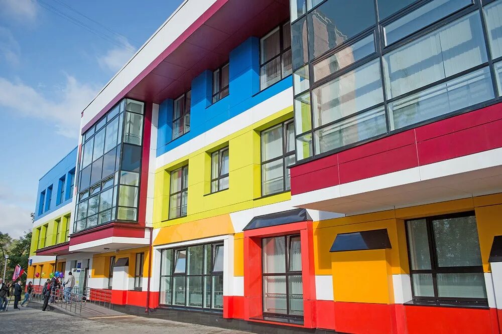 Детский сад в солнцево жк лучу. Фасады школьных зданий. Эколь матернель во франции. Парижский детский сад ecole maternelle pajol. Цветная школа.