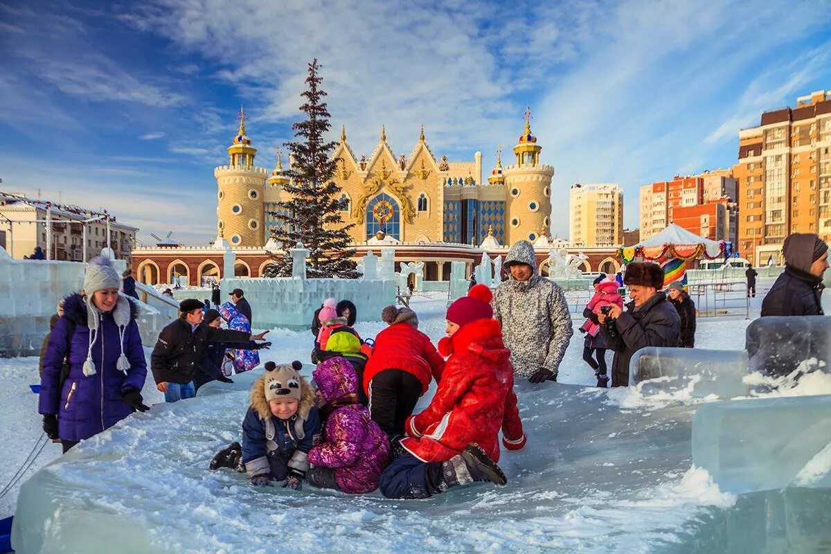 Каникулы в городе москва. Казань новый год. Казань Рождество. Новогодние каникулы в Казани. Дети на экскурсии зимой.