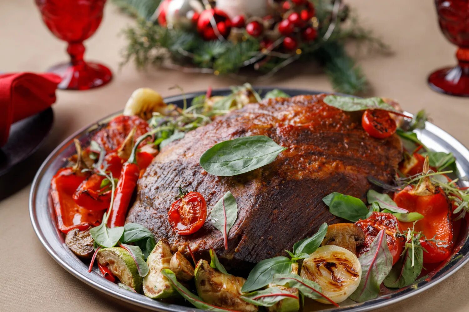 Ростбиф с овощами. Ростбиф с овощами. Ростбиф на гриле. Блюда из ростбифа говядины. Ростбиф с гарниром подача.