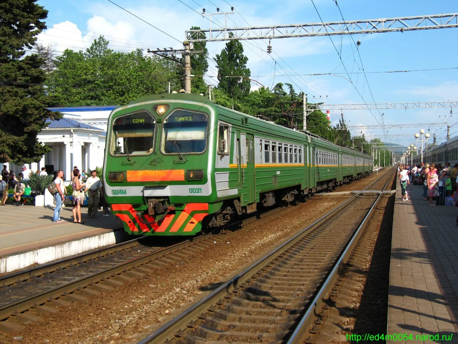 Лихоборы станция электрички. Перрон екатеринбург. Жд станция расторгуево видное. Электропоезда ласточка уральские локомотивы. Станция черноисточинск.
