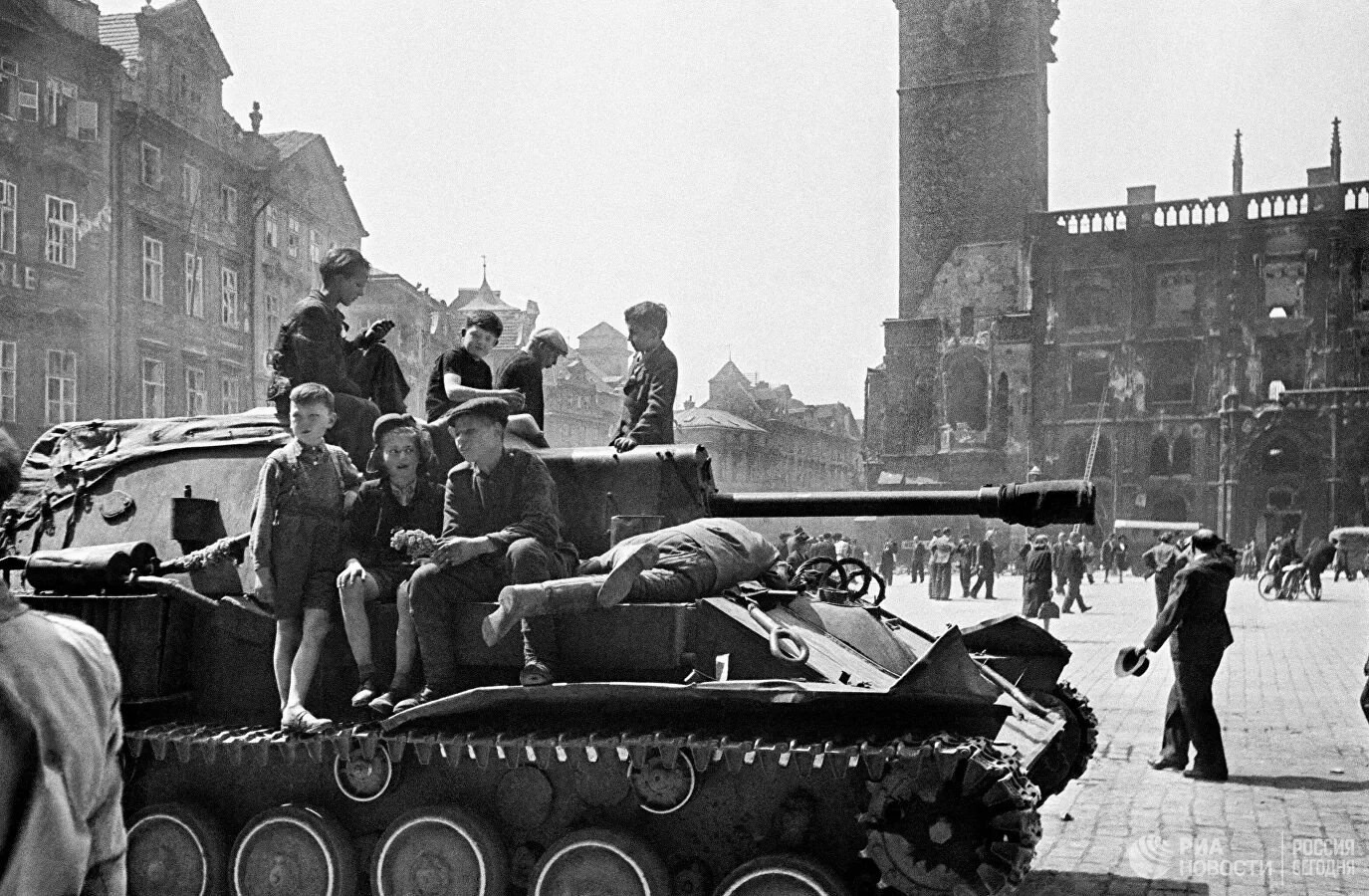 Освобождение европы от фашизма берлин. Пражская операция 1945 освобождение чехословакии. освобождение праги советскими войсками 1945 года. прага 1944 освобождение. штурм праги 1945.