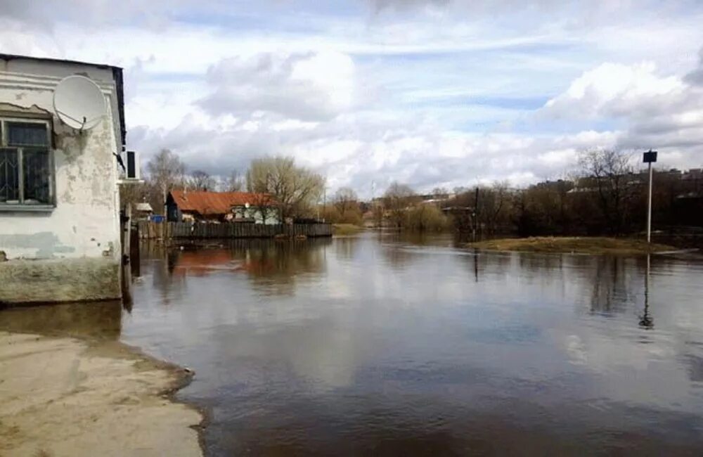 Подъем воды в клязьме на сегодня. Подъем воды река Клязьма.. Уровень реки Клязьма в Коврове. Половодье в Полотняном заводе. Ковров Заречная Слободка половодье.