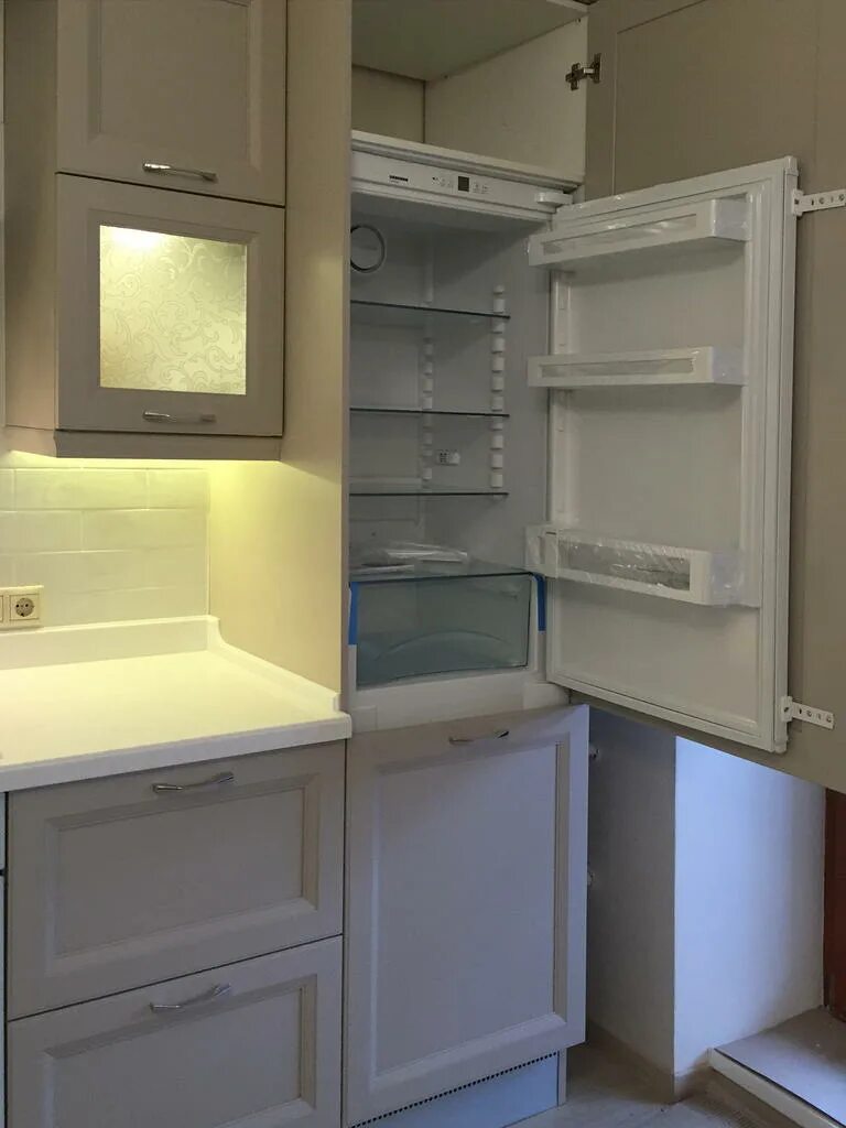 встраиваемый холодильник в кухонный гарнитур. поменять встроенный холодильник. встроенный холодильник в кухонный. фасады для встраиваемого холодильника. холодильник в шкафу.