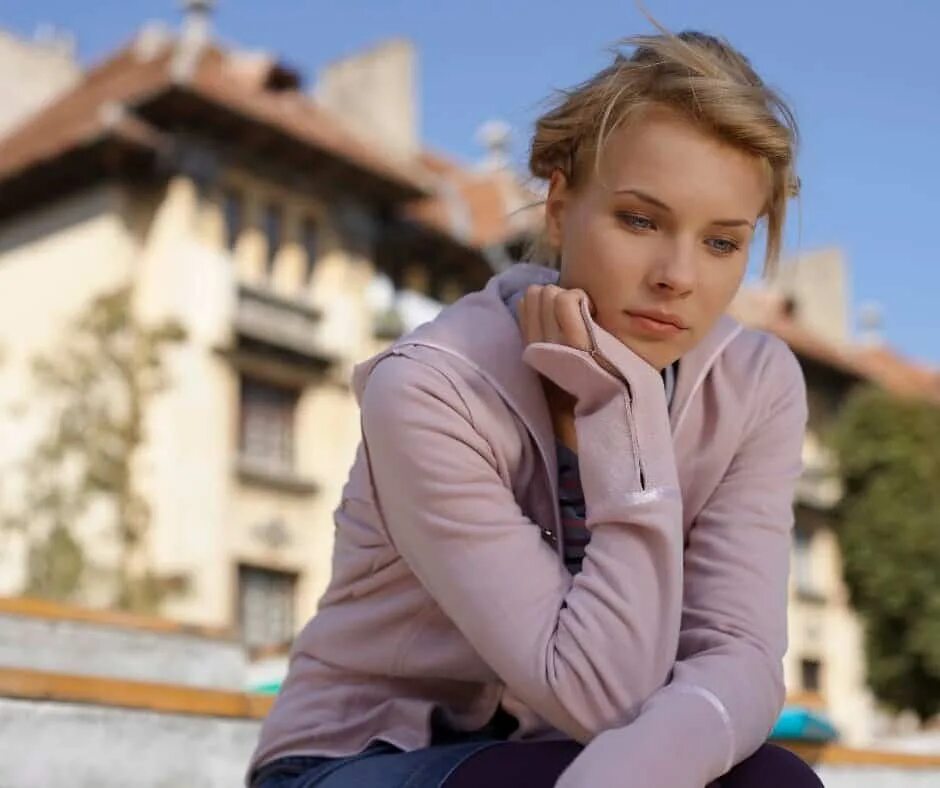 Страх общения с людьми. Неуверенная в себе девушка. Неуверенность в себе девушка. Неуверенность в девушке. Неуверенность в себе.