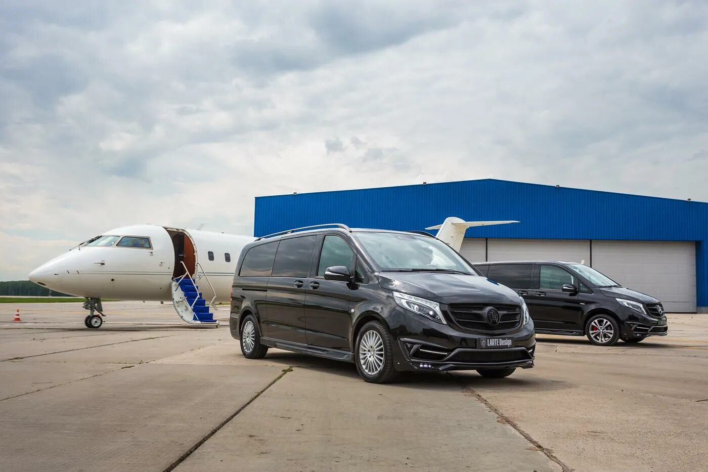 Трансфер в аэропорт. V class mercedes аэропорт. vclass трансфер. трансфер самолет аэропорт. трансфер с аэропорта мерс.