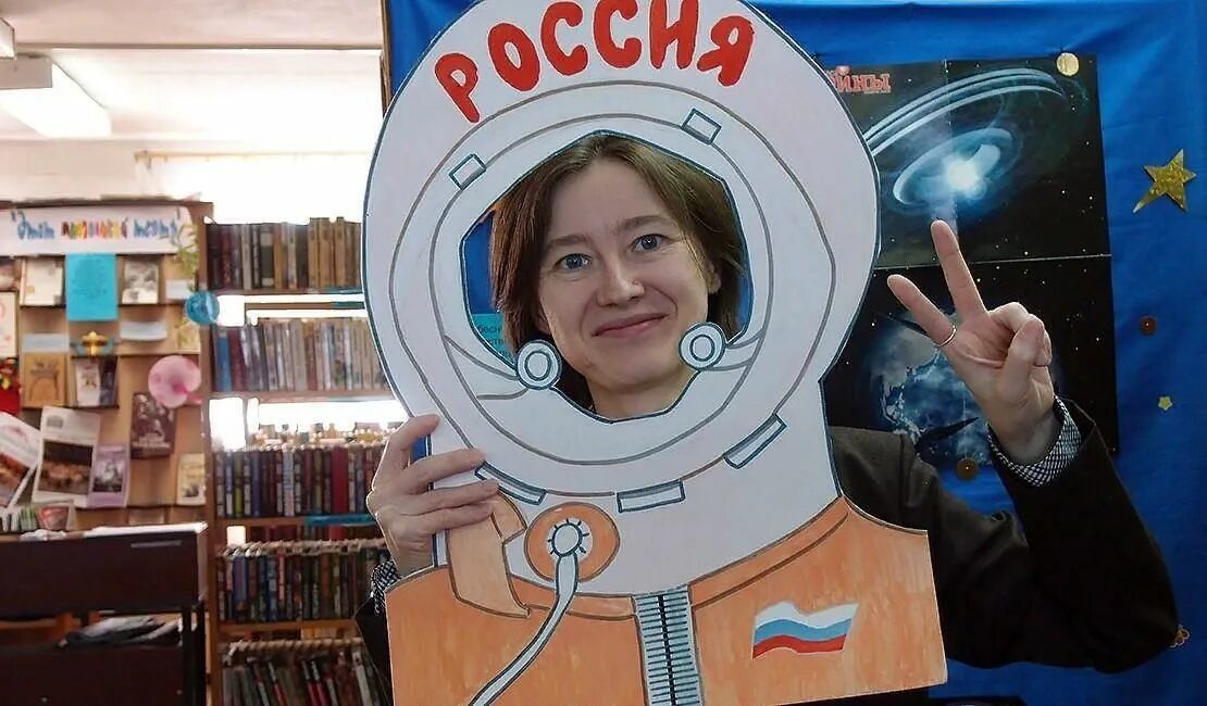 Книжная выставка посвященная дню космонавтики. Выставка про космос в библиотеке. Название книжной выставки про космос. Книжная выставка ко дню космонавтики в библиотеке. Форма мероприятия ко дню космонавтики в библиотеке.