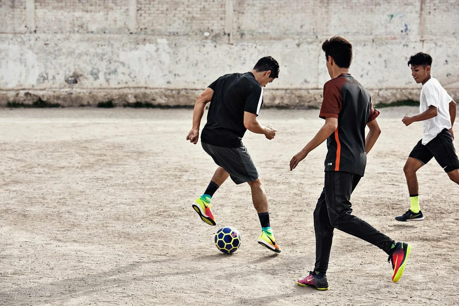 Nike Street Football. Уличный футбол. Футбол на улице. Уличный футболист.