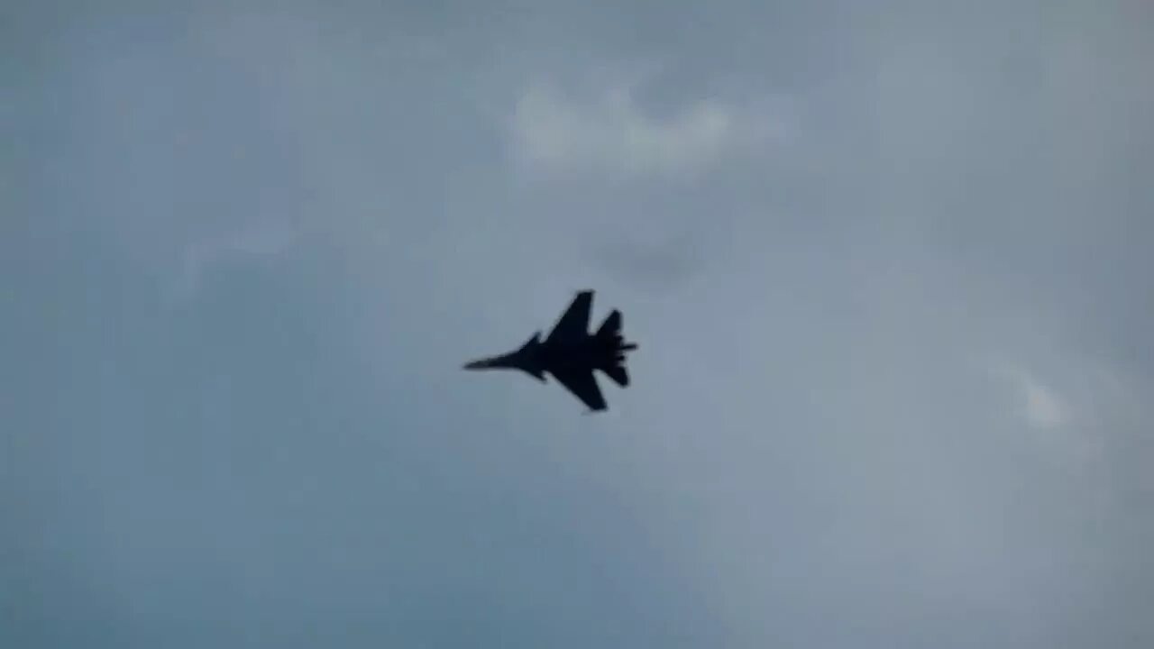 Над ижевском много самолетов. Русские витязи в ижевске. Ижевске на небеса. Горький орел поднимается в небо. Летает над ижевском.